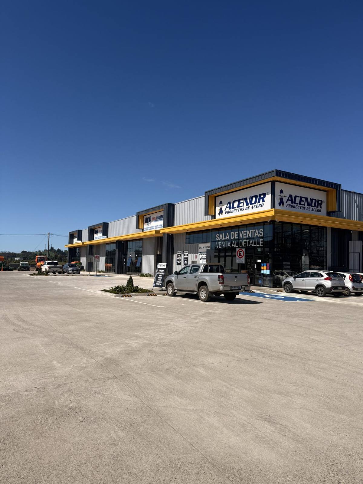 Frentes comerciales y sala de ventas
